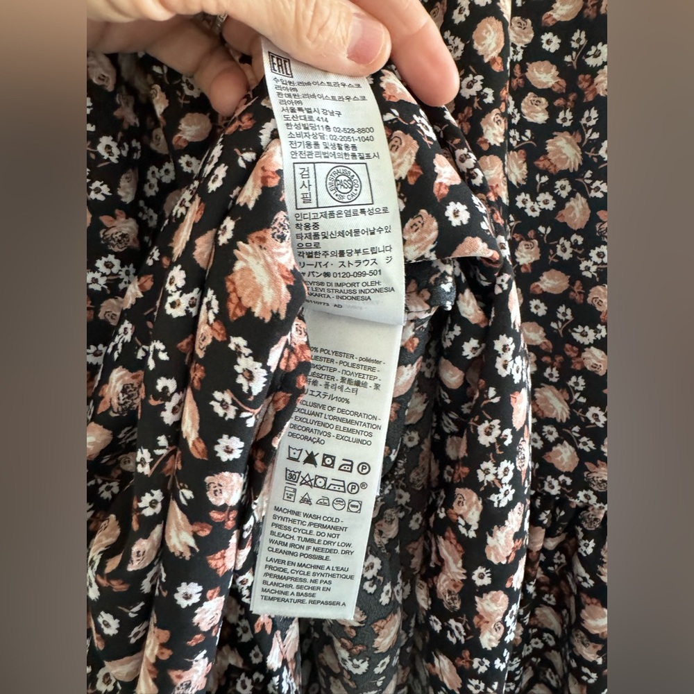 Levi's Farah Long Dress featuring a black ditsy floral print - Picture 10 of 13